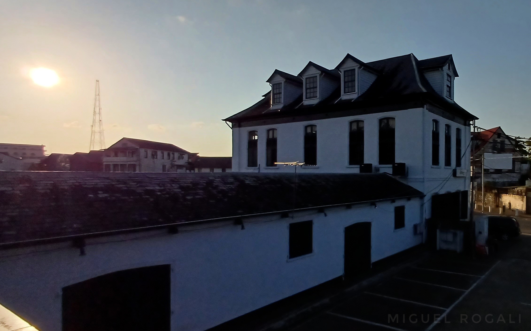 Waaggebouw, Waterkant